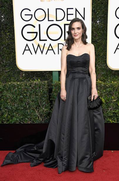 A atriz Winona Ryder chega para o Globo de Ouro 2017, em Los Angeles