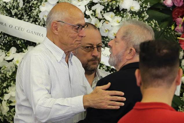 Vereador Eduardo Suplicy cumprimenta o ex-presidente Lula durante velório de sua esposa, Marisa Letícia Vereador Eduardo Suplicy cumprimenta o ex-presidente Lula durante velório de sua esposa, Marisa Letícia