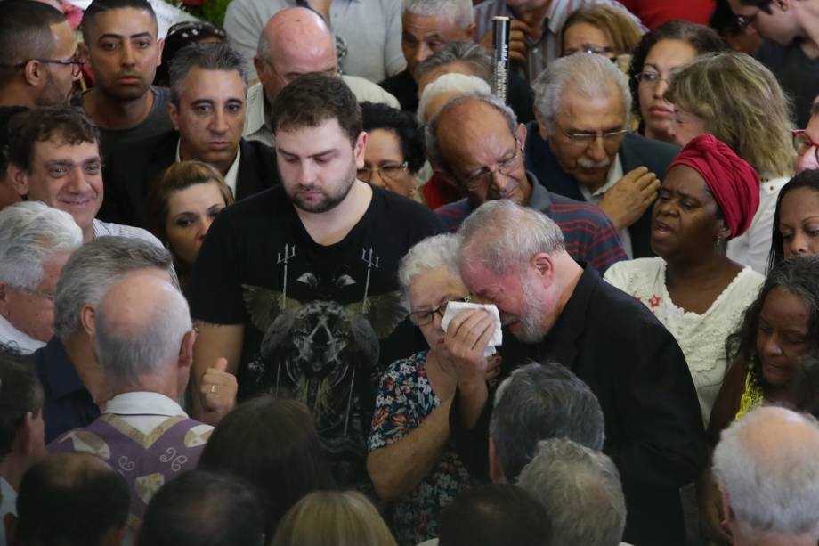 Ex-presidente Lula se emociona durante velório de sua esposa, Marisa Letícia, no Sindicato dos Metalúrgicos em São Bernardo do Campo, São Paulo