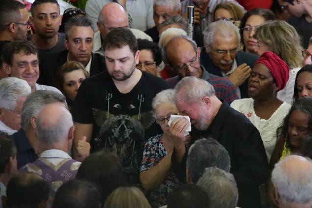 Ex-presidente Lula se emociona durante velório de sua esposa, Marisa Letícia, no Sindicato dos Metalúrgicos em São Bernardo do Campo, São Paulo Ex-presidente Lula se emociona durante velório de sua esposa, Marisa Letícia, no Sindicato dos Metalúrgicos em São Bernardo do Campo, São Paulo