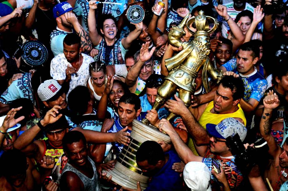 Integrantes da Acadêmicos do Tatuapé levantam a taça de campeã do Carnaval 2017 de São Paulo no barracão da escola - 28/02/2017