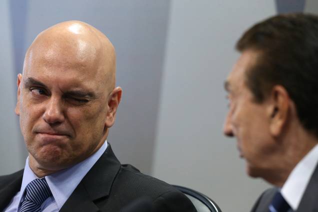 O ministro licenciado da Justiça, Alexandre de Moraes pisca o olho para o presidente da CCJ do Senado, Edison Lobão (PMDB-MA), durante sabatina para o cargo de ministro do STF - 21/02/2017 O ministro licenciado da Justiça, Alexandre de Moraes pisca o olho para o presidente da CCJ do Senado, Edison Lobão (PMDB-MA), durante sabatina para o cargo de ministro do STF - 21/02/2017