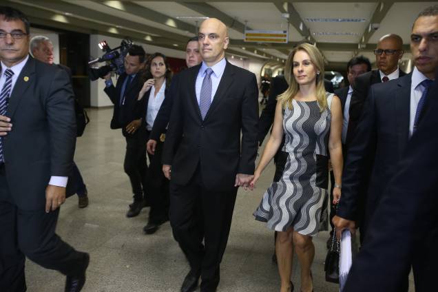 O ministro licenciado da Justiça, Alexandre de Moraes, e sua esposa, a advogada Viviane Barci de Moraes, chega para a sabatina para o cargo de ministro do Supremo Tribunal Federal (STF) no Senado, em Brasília - 21/02/2017 O ministro licenciado da Justiça, Alexandre de Moraes, e sua esposa, a advogada Viviane Barci de Moraes, chega para a sabatina para o cargo de ministro do Supremo Tribunal Federal (STF) no Senado, em Brasília - 21/02/2017