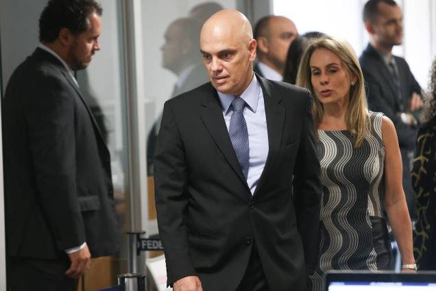 O ministro licenciado da Justiça, Alexandre de Moraes, e sua esposa, a advogada Viviane Barci de Moraes, chega para a sabatina para o cargo de ministro do Supremo Tribunal Federal (STF) no Senado, em Brasília - 21/02/2017 O ministro licenciado da Justiça, Alexandre de Moraes, e sua esposa, a advogada Viviane Barci de Moraes, chega para a sabatina para o cargo de ministro do Supremo Tribunal Federal (STF) no Senado, em Brasília - 21/02/2017