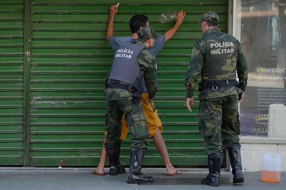 Policiais militares de férias e de folga voltam às ruas em Vitória (ES) - 11/02/2017