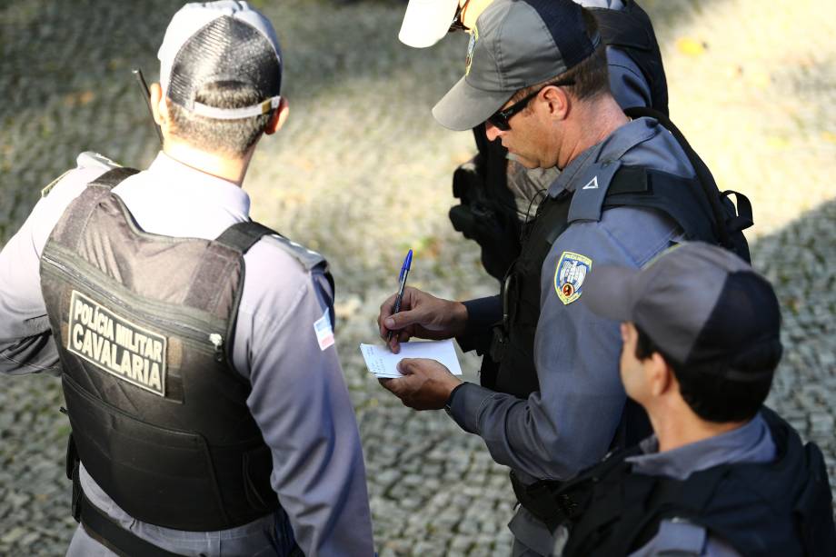 Após o apelo feito pelo governo Federal e Estadual para o fim da greve dos Policiais Militares do Espírito Santo (ES), um grupo de oficiais se apresentou na manhã deste domingo no Centro Histórico da cidade, para reassumir o   trabalho - 12/02/2017