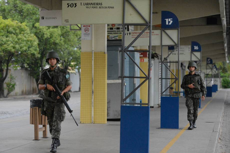 Soldados do Exército fazem a segurança das ruas e dos terminais rodoviários em Vila Velha, região metropolitana de Vitória - 08/02/2017