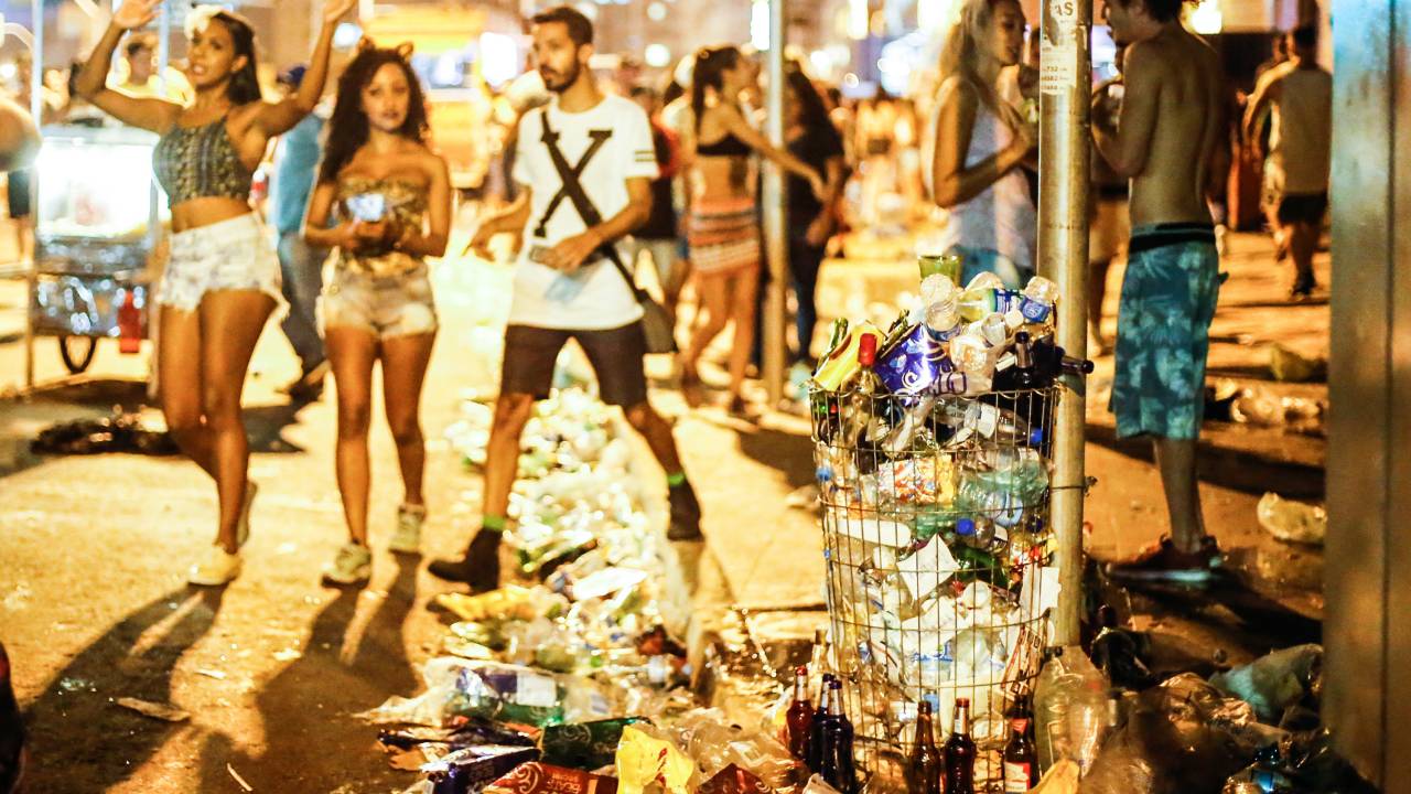 Ruas de Pinheiros ficam sujas no Carnaval