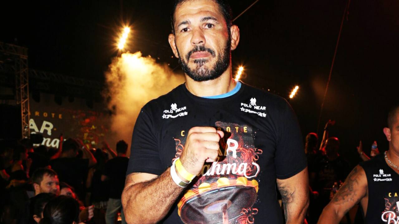 O lutador Rodrigo Minotauro posa para foto em camarote localizado no Sambódromo do Anhembi, em São Paulo (SP) - 25/02/2017