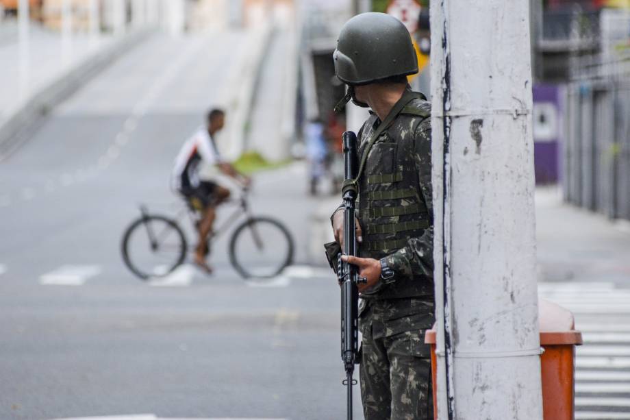 Soldados das Forças Armadas realizam patrulhamento nas ruas da cidade de Vitória (ES) na tentativa de conter a onda de violência durante paralisação da polícia militar do estado - 06/02/2017