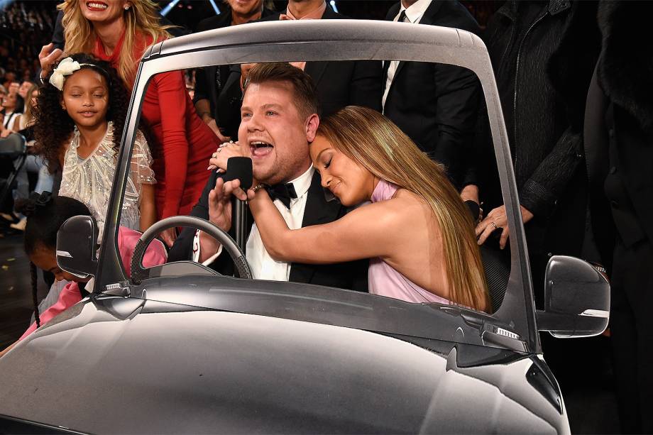 James Corden e Jennifer Lopez durante a cerimônia da 59ª edição do Grammy no Staples Center, em Los Angeles, nos Estados Unidos - 12/02/2017