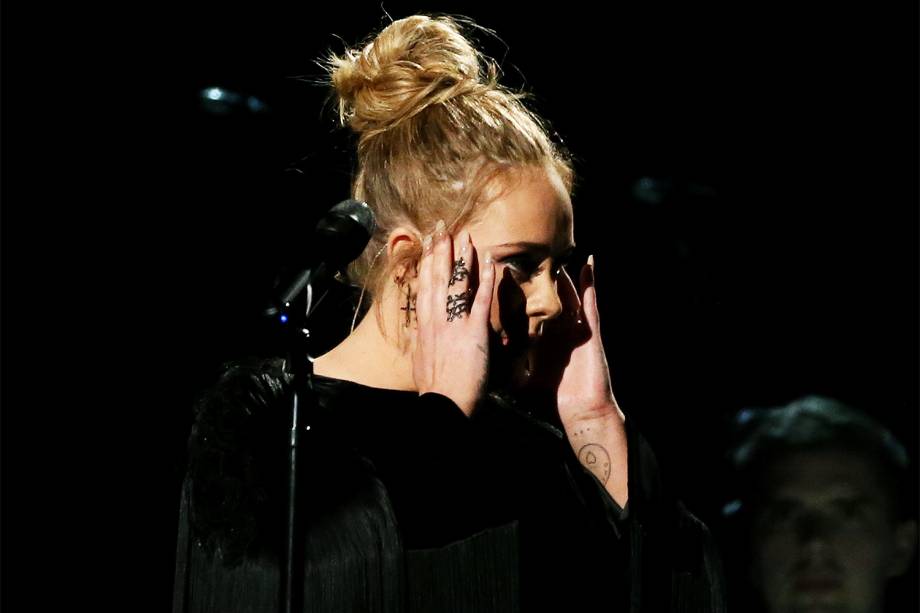 Adele pede para recomeçar apresentação durante  durante a cerimônia da 59ª edição do Grammy no Staples Center, em Los Angeles, nos Estados Unidos - 12/02/2017