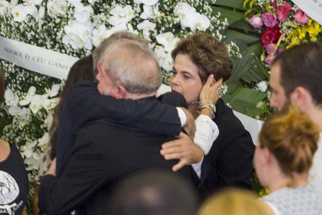 Ex-presidente Dilma Rousseff comparece ao velório da ex-primeira-dama Marisa Letícia Lula da Silva, no sindicato dos Metalúrgicos em São Bernardo do Campo Ex-presidente Dilma Rousseff comparece ao velório da ex-primeira-dama Marisa Letícia Lula da Silva, no sindicato dos Metalúrgicos em São Bernardo do Campo