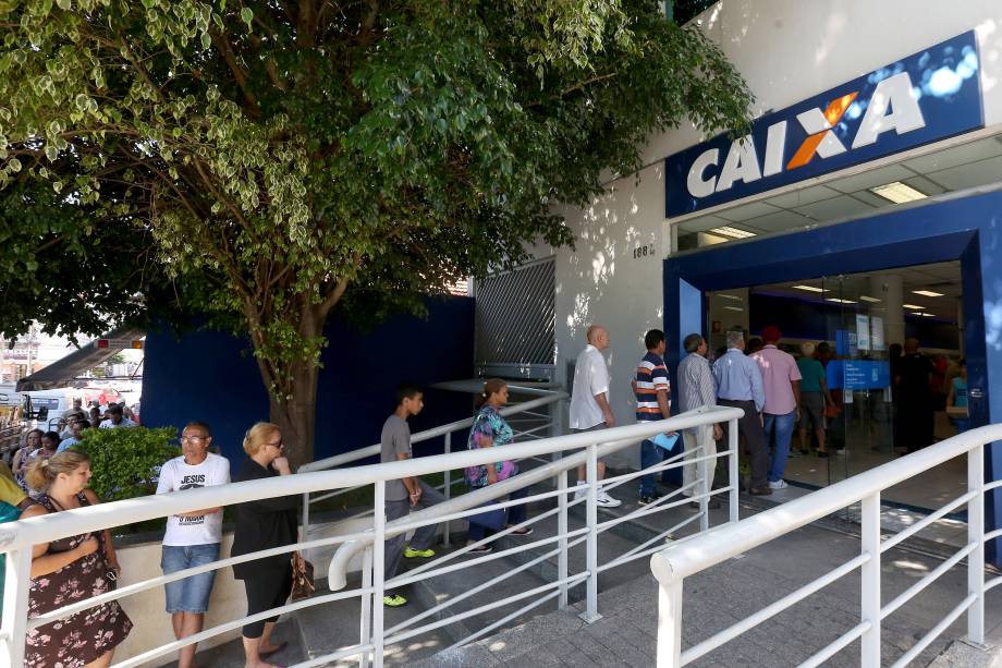 Pessoas se dirigem as agências da Caixa Econômica Federal para obter informações sobre FGTS