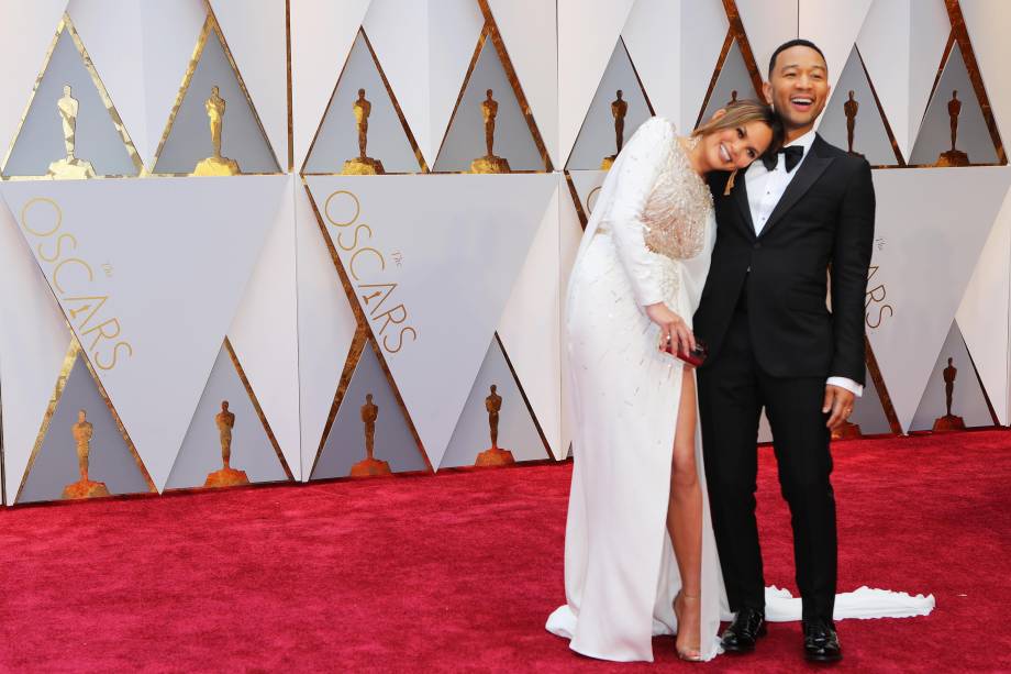 Chrissy Teigen e John Legend no tapete vermelho do Oscar - 26/02/2017