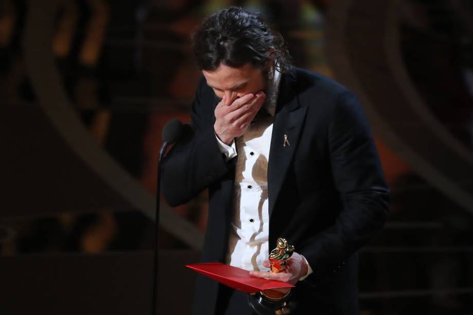 Casey Affleck se emociona ao receber o Oscar de Melhor Ator pelo filme 'Manchester À Beira-Mar' - 27/02/2017