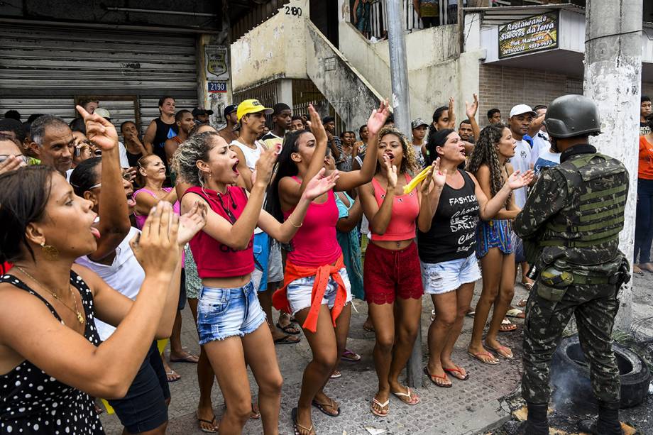 Manifestantes contrários a greve da PM protestam em frente ao Quartel do Comando Geral da PM, no bairro de Maruípe