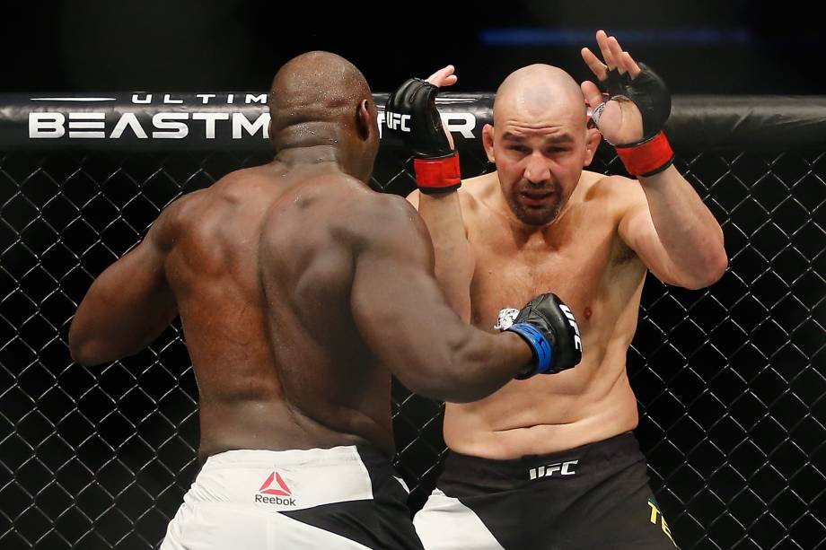 O brasileiro Glover Teixeira durante luta contra o americano Jared Cannonier no UFC 208 em Nova York