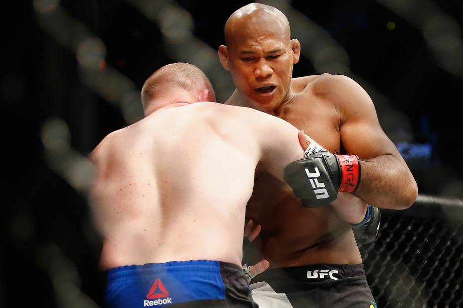 Ronaldo Jacaré durante luta contra o americano Tim Boetsch no UFC 208 em Nova York