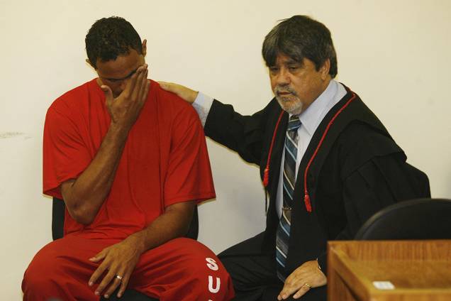 O ex-goleiro Bruno Fernandes, acusado de mandar matar sua amante, a modelo Eliza Samudio, em junho de 2010, durante o segundo dia do julgamento no Fórum de Contagem, Região Metropolitana de Belo Horizonte, ao lado de seu advogado Lúcio Adolfo O ex-goleiro Bruno Fernandes, acusado de mandar matar sua amante, a modelo Eliza Samudio, em junho de 2010, durante o segundo dia do julgamento no Fórum de Contagem, Região Metropolitana de Belo Horizonte, ao lado de seu advogado Lúcio Adolfo