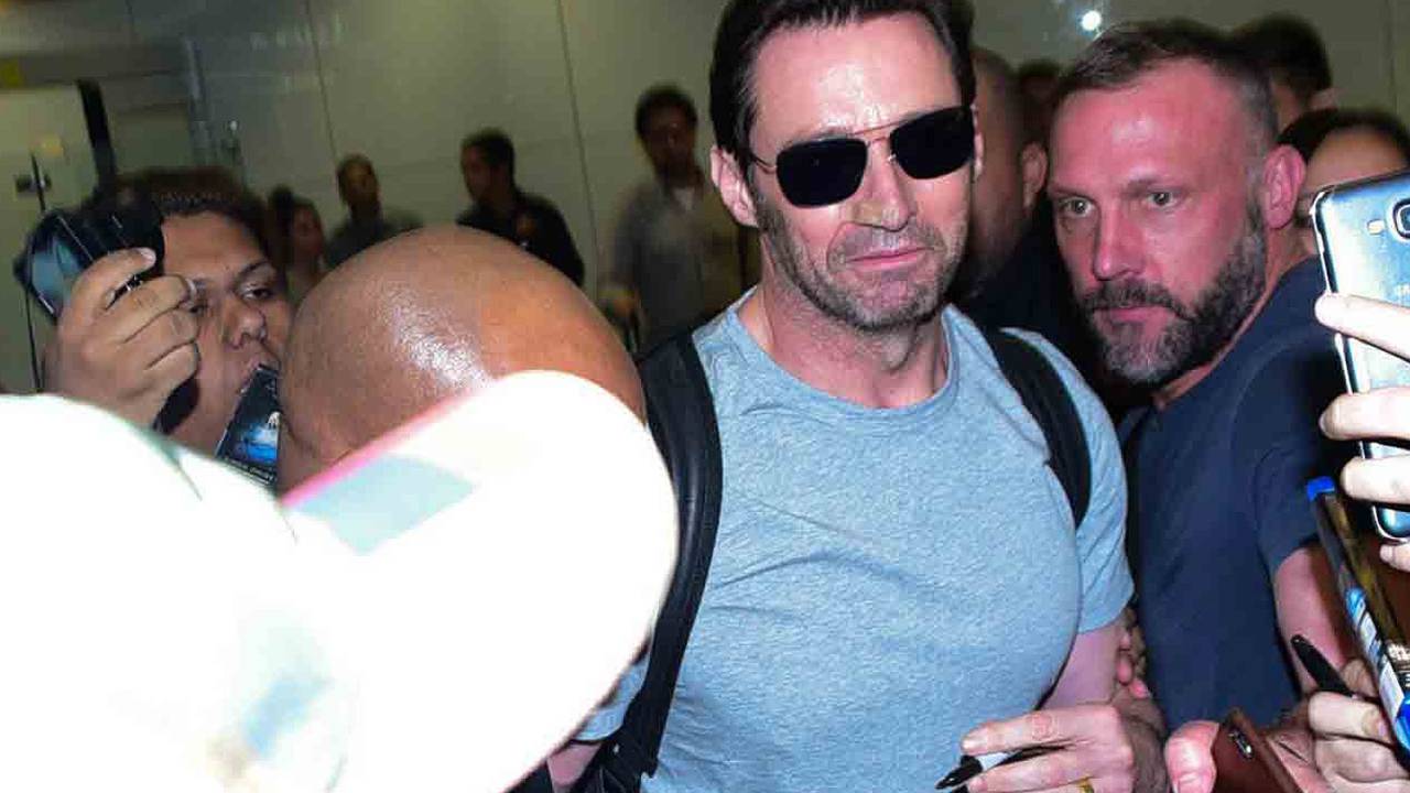 Hugh Jackman desembarca no aeroporto de Guarulhos em São Paulo