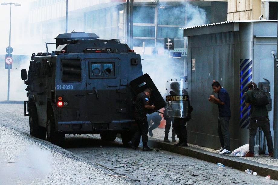 Funcionários públicos estaduais entram em confronto com policiais durante protesto em frente à Assembleia Legislativa (Alerj), centro do Rio de Janeiro (RJ) - 09/02/2017