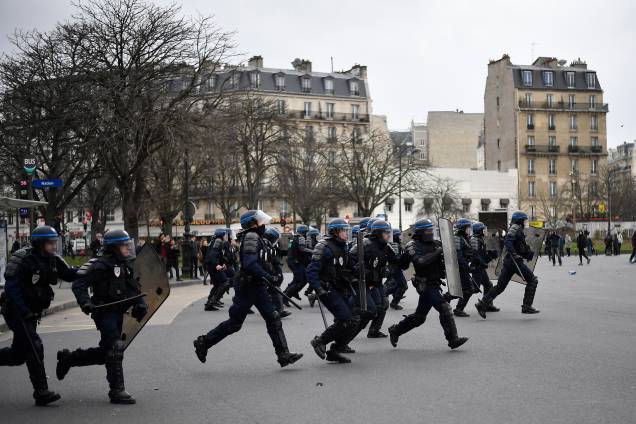 Polícia anti-motim entra em confronto com manifestantes durante protesto de estudantes contra a violência policial, após o suposto caso de abuso sexual de um jovem negro, cometido por membros da corporação em Paris - 23/02/2017 Polícia anti-motim entra em confronto com manifestantes durante protesto de estudantes contra a violência policial, após o suposto caso de abuso sexual de um jovem negro, cometido por membros da corporação em Paris - 23/02/2017