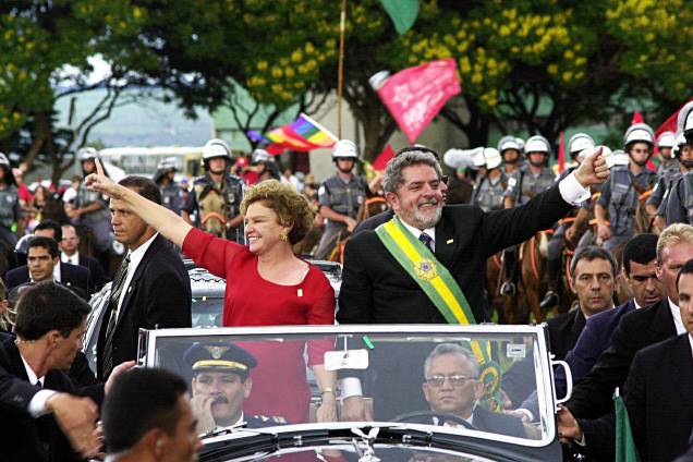Lula e Marisa Letícia no Rolls-Royce presidencial, após cerimônia de sua posse em janeiro de 2002 Lula e Marisa Letícia no Rolls-Royce presidencial, após cerimônia de sua posse em janeiro de 2002