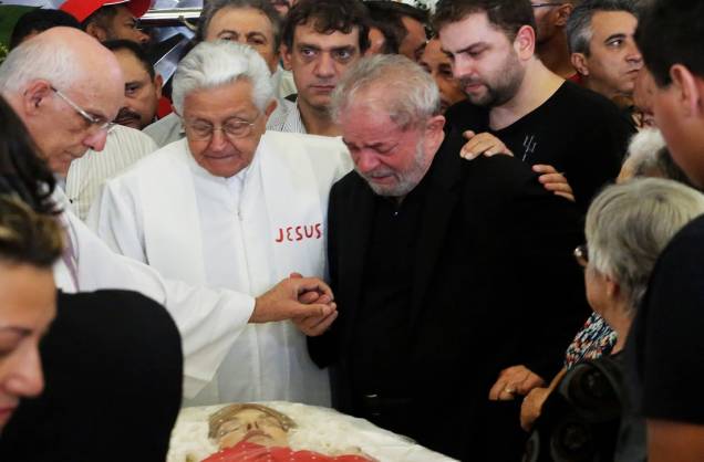 Ex-presidente Lula se emociona durante velório de sua esposa, Marisa Letícia, no Sindicato dos Metalúrgicos em São Bernardo do Campo, São Paulo Ex-presidente Lula se emociona durante velório de sua esposa, Marisa Letícia, no Sindicato dos Metalúrgicos em São Bernardo do Campo, São Paulo