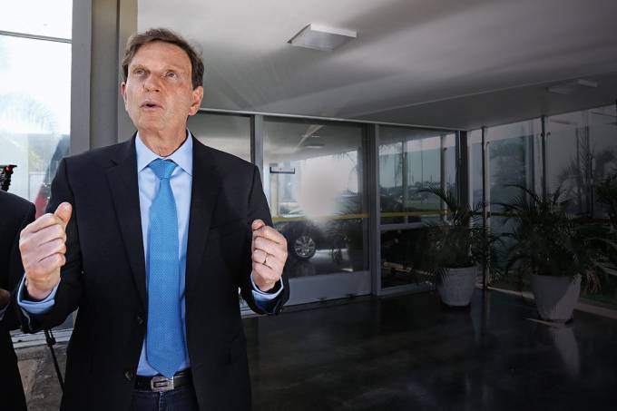 Crivella instala aparelho de ginástica no gabinete