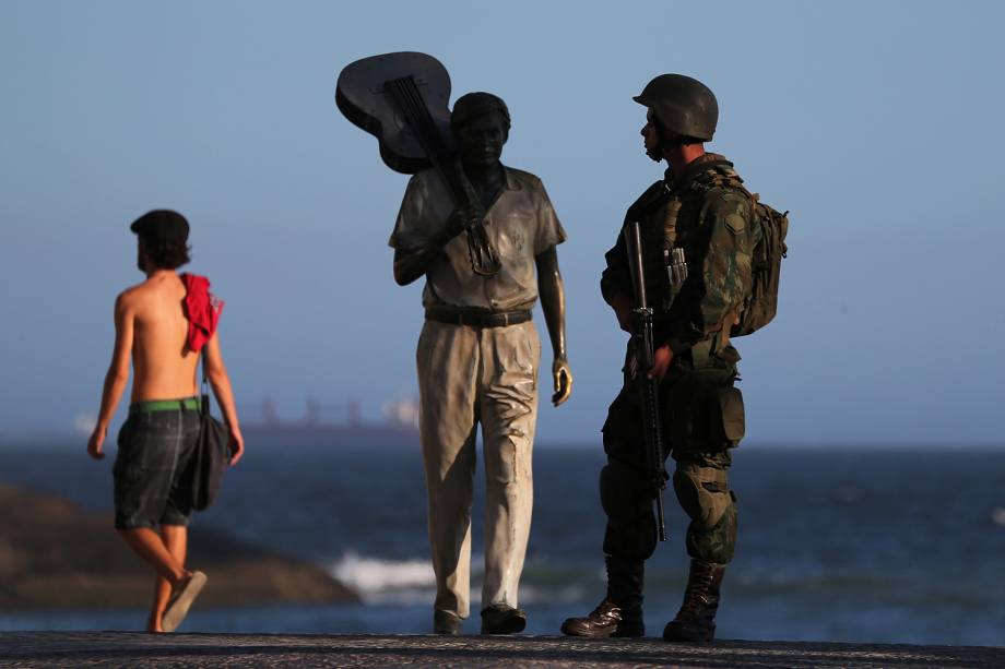 Militares das Forças Armadas e da Força Nacional reforçam o policiamento nas praias e ruas do Centro do Rio de Janeiro - 14/02/2017