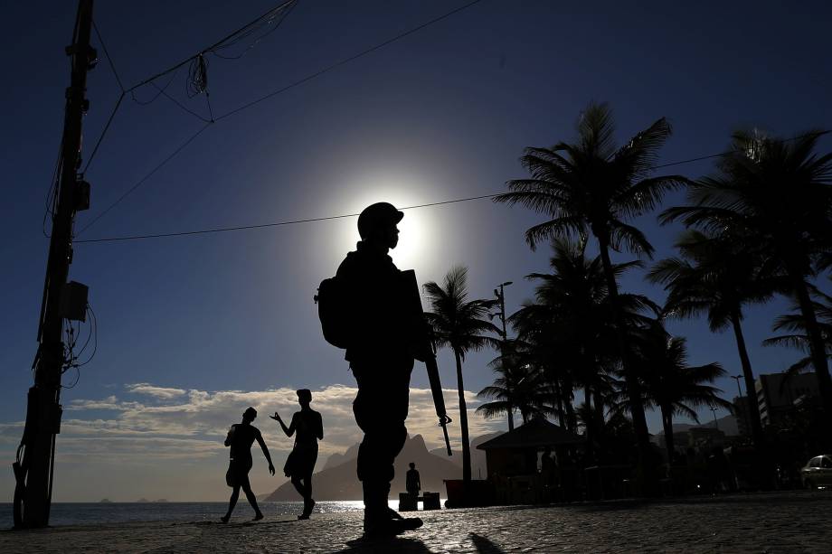 Militares das Forças Armadas e da Força Nacional reforçam o policiamento nas praias e ruas do Centro do Rio de Janeiro - 14/02/2017