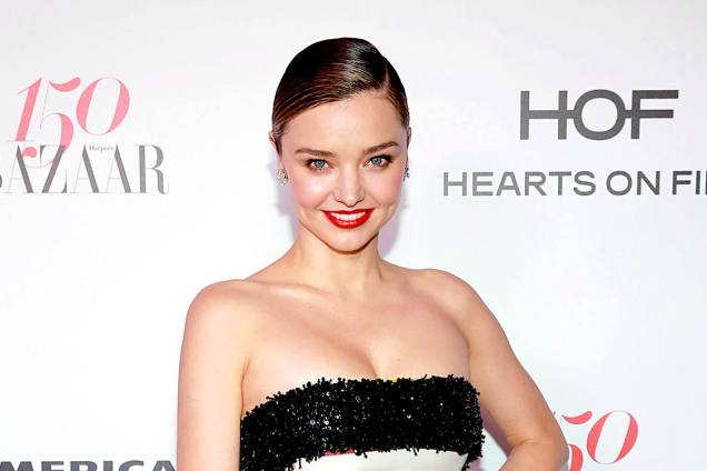 A modelo Miranda Kerr mistura o óleo de coco ao chá verde. Neste caso, o efeito da fórmula é semelhante ao da mistura com café. A modelo Miranda Kerr mistura o óleo de coco ao chá verde. Neste caso, o efeito da fórmula é semelhante ao da mistura com café.