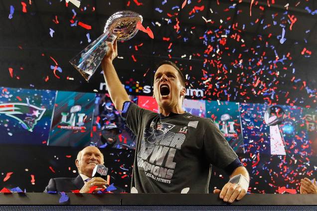 Tom Brady do New England Patriots segura o troféu de campeão na final da 51ª edição do Super Bowl - 05/02/2017 Tom Brady do New England Patriots segura o troféu de campeão na final da 51ª edição do Super Bowl - 05/02/2017