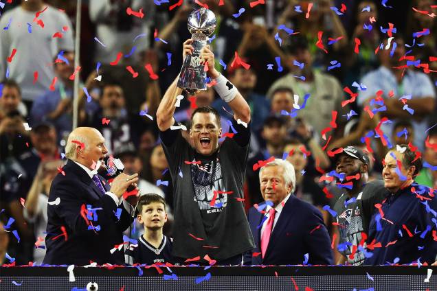 Tom Brady do New England Patriots segura o troféu de campeão na final da 51ª edição do Super Bowl - 05/02/2017 Tom Brady do New England Patriots segura o troféu de campeão na final da 51ª edição do Super Bowl - 05/02/2017