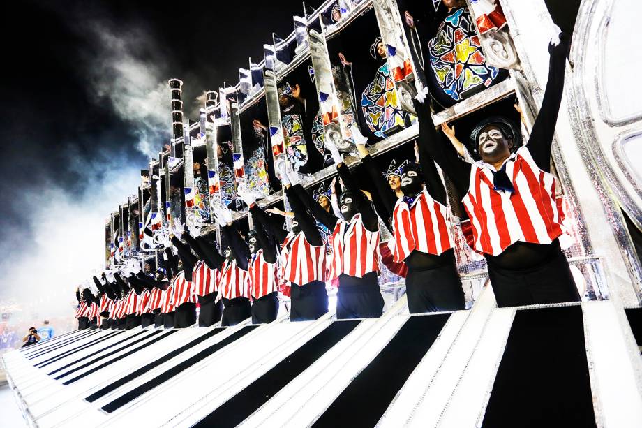 Desfile da escola de samba Unidos de Vila Isabel, no Sambódromo da Marquês de Sapucaí, no Rio de Janeiro (RJ) - 27/02/2017