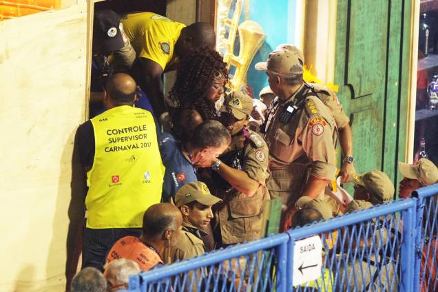 Bombeiros auxiliam feridos após estrutura de carro alegórico da Unidos da Tijuca despencar - 28/02/2017 Bombeiros auxiliam feridos após estrutura de carro alegórico da Unidos da Tijuca despencar - 28/02/2017