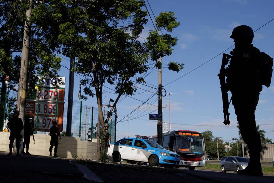 Soldados do exército patrulham avenidas no Rio