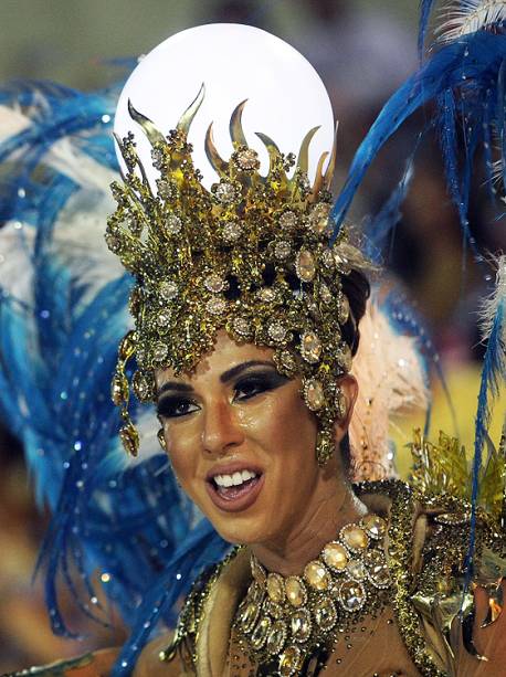 Com o enredo 'O som da cor', a escola de samba Unidos de Vila Isabel desfila no Sambódromo da Marquês de Sapucaí, no Rio de Janeiro (RJ) - 27/02/2017