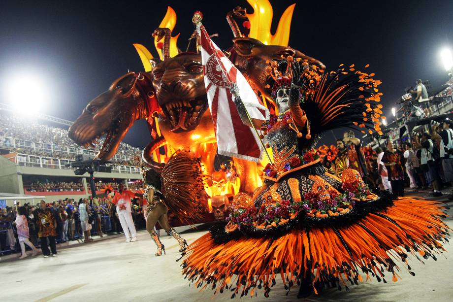 Com o enredo 'A divina comédia do carnaval', a escola de samba Acadêmicos do Salgueiro desfila no Sambódromo da Marquês de Sapucaí, no Rio de Janeiro (RJ) - 27/02/2017