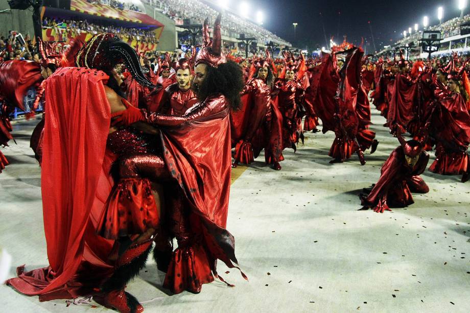 Com o enredo 'A divina comédia do carnaval', a escola de samba Acadêmicos do Salgueiro desfila no Sambódromo da Marquês de Sapucaí, no Rio de Janeiro (RJ) - 27/02/2017