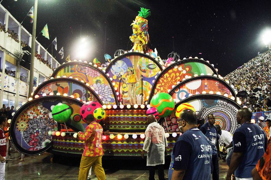 Ao menos quatro pessoas ficam feridas em acidente com carro alegórico da Paraíso do Tuiuti, durante desfile no Sambódromo da Marquês de Sapucaí, no Rio de Janeiro (RJ) - 26/02/2017