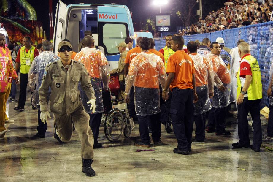 Ao menos quatro pessoas ficam feridas em acidente com carro alegórico da Paraíso do Tuiuti, durante desfile no Sambódromo da Marquês de Sapucaí, no Rio de Janeiro (RJ) - 26/02/2017