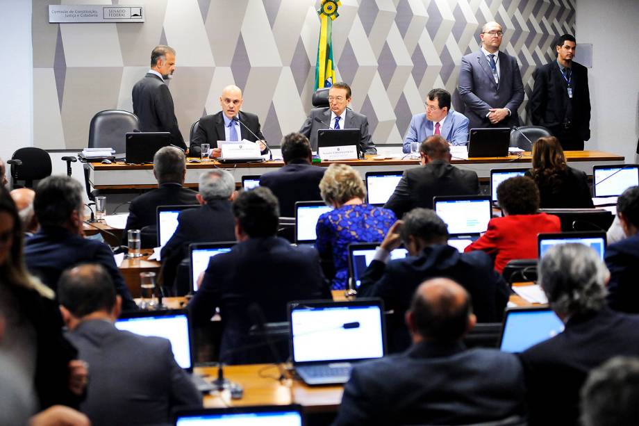 O indicado para o cargo de ministro do Supremo Tribunal Federal (STF), Alexandre de Moraes, participa de sua sabatina na Comissão de Constituição, Justiça e Cidadania junto ao
presidente da CCJ, senador Edison Lobão (PMDB-MA), e o relator, senador Eduardo Braga (PMDB-AM)