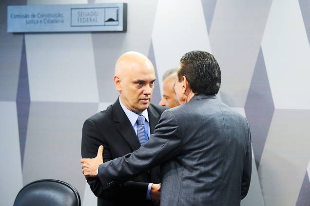 Alexandre de Moraes, indicado pelo presidente Michel Temer para o cargo de ministro do Supremo Tribunal Federal (STF), aperta a mão de Edison Lobão, presidente da CCJ (Comissão de Constituição, Justiça e Cidadania) Alexandre de Moraes, indicado pelo presidente Michel Temer para o cargo de ministro do Supremo Tribunal Federal (STF), aperta a mão de Edison Lobão, presidente da CCJ (Comissão de Constituição, Justiça e Cidadania)