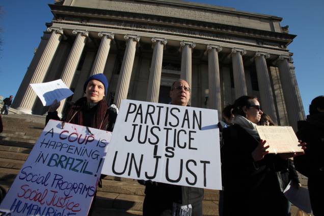 Manifestantes protestam contra o juiz Sérgio Moro na Universidade Columbia, em Nova York Manifestantes protestam contra o juiz Sérgio Moro na Universidade Columbia, em Nova York