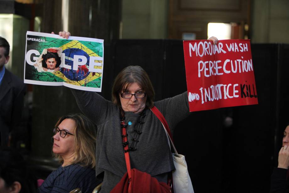 Manifestantes protestam contra o juiz Sérgio Moro na Universidade Columbia, em Nova York