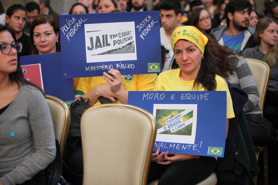 Manifestantes protestam contra o juiz Sérgio Moro na Universidade Columbia, em Nova York