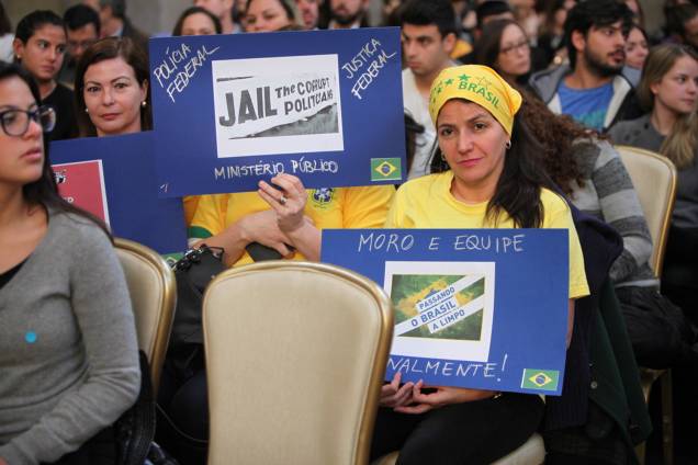 Manifestantes protestam contra o juiz Sérgio Moro na Universidade Columbia, em Nova York Manifestantes protestam contra o juiz Sérgio Moro na Universidade Columbia, em Nova York