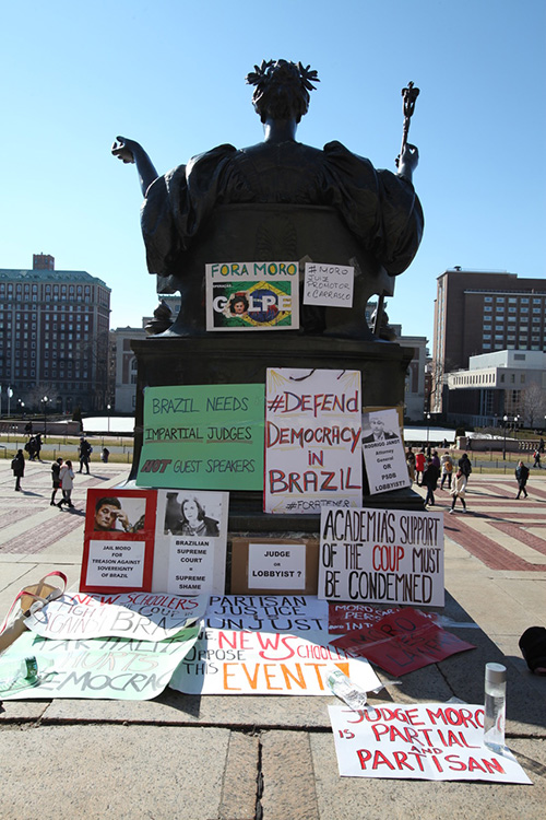 Manifestantes protestam contra o juiz Sérgio Moro na Universidade Columbia, em Nova York Manifestantes protestam contra o juiz Sérgio Moro na Universidade Columbia, em Nova York
